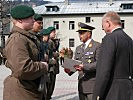 Oberst Gruber und Dr. Maier überreichen Erinnerungsurkunden an die Rekruten.