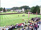 Die angetretenen Rekruten auf der Maibaumwiese.