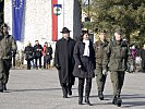 Abschreiten der Front, v.l.: Oberstleutnant Roland Tüchler, Bürgermeister Ludwig Bieringer, Landeshauptfrau Gabi Burgstaller, Oberst Gerhard Hausmann, Brigadier Karl Berktold.