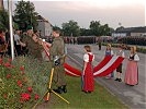 Oberstleutnant Mühlbacher (im Hintergrund) und Franziska und Michael gemeinsam mit anderen Kindern als Fahnenträger (vorne).