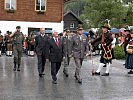 Zu den Klängen der Militärmusik schritten die Ehrengäste die Front ab.