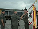 Das Feldzeichen wird an Generalmajor Heidecker übergeben.