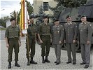 V.r.: Brigadier Polajnar, Oberst Gruze und Generalmajor Ebner mit dem Feldzeichen des Regimentes.