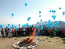 Vor dem "Europa-Feuer" lassen die Gäste die Luftballons mit ihren Wünschen steigen.