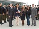 Anna-Maria Zettl (m.) mit dem Hausherren Gerhard Widmann (l.), Moderatorin Heidrun Edler (2.v.l.), Andrea Wolfmayr und Major Dietmar Rust.