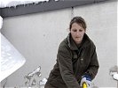 Gemeinsame Hilfe: Auch Frauen stehen ihren Mann.