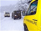 Hilfe für den Helfer: Soldaten schleppen einen 'gelben Engel' des ÖAMTC ab.