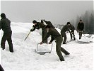 Soldaten aus Aigen kämpfen im steirischen Altenmarkt bei St. Gallen gegen den Schnee.