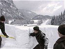 Aus den Schneemassen werden kubikmetergroße Quader geschnitten...