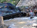 Schweres Gerät: Mit Hilfe eines Pionierpanzers lösen Soldaten die Verklausung in einem Bach.