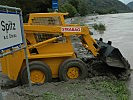 Mit Hilfe von Minibaggern befreien Soldaten den Treppelweg an der Donau vom Schlamm, den Rest spült die Feuerwehr mit Wasser weg.