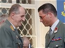 Brigadier Peter Klocko, Vorsitzender der Arbeitsgemeinschaft Evangelischer Soldaten, verleiht Stabswachtmeister Wolfgang Geyer das "Verdienstzeichen der Evangelischen Militärseelsorge".