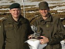 Hauptmann Christian Hollerer (r.), der Mannschaftsführer des siegreichen Garde-Teams, gewann auch die Einzelwertung im Triathlon. Brigadier Franz Reiszner gratulierte.