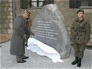 Generalmajor Winkelmayer enthüllt die Gedenktafel bei der Einfahrt zur Belgier-Kaserne.