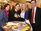 Minister Norbert Darabos (r.) mit interessierten, jungen Damen am Messestand des Bundesheeres.