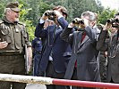 V.l.: Oberst Bernd Schlögl, Kommandant des Bataillons, mit Landeshauptmann Voves, Bundespräsident Fischer und Minister Darabos.