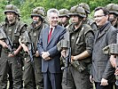 Bundespräsident Fischer und Minister Darabos mit den Soldaten des Jägerbataillons Steiermark.