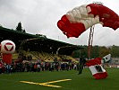 Bundesheer-Fallschirmspringer landeten punktgenau im Stadion.