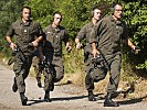 Die Mannschaft Militärkommando Steiermark II auf der Laufstrecke vor dem Schießbewerb.