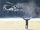 Ein S-70 "Black Hawk" S-70 im Landeanflug auf den Sportplatz in Mühldorf/Mölltal.