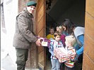 Tiroler Soldaten holen die Geschenke von den Schulen und Kindergärten ab.