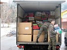 Die Fahrzeuge werden beladen, 6.000 Geschenke machen sich auf den Weg in den Kosovo.