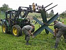 In der Steiermark sichert das Bundesheer abgerutschte Hänge mit Panzersperren.