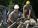 Soldaten des Pionierbataillons 1 errichteten die Brücke über den Pickelbach.