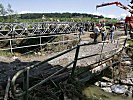 Im Vordergrund die zerstörte Brücke, dahinter die neu errichtete "Bailey"-Brücke.