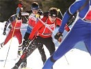 Die Läufer starten in den Biathlon-Staffelbewerb.