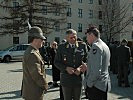 Generalmajor Franzisci im Gespräch mit General Bescht und General Primicerj.