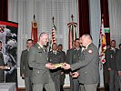 Major Harald Zagler erhielt die Auszeichnung "Soldat des Jahres 2010" vom Streitkräftekommandant Höfler.