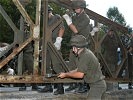 ... die 30 Meter lange Bailey-Brücke innerhalb von vier Stunden zusammen.