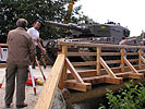 Die Brücke wird unter Belastung genau vermessen.