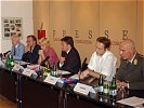 V.l.: Helmut Kramer, Georg Winckler (Uni Wien), Sibylle Hamann (profil), Günther Platter, Vedran Dzihic, Brigadier Gerald Karner.