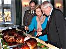 Viel Schwein fürs Jahr 2005: Generalmajor Kurt Raffetseder, Landtagspräsidentin Angela Ortner und Landeshauptmann-Stellvertreter Franz Hiesl (v.l.) beim traditionellen Anschneiden des Neujahr-Spanferkels. 