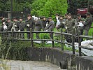 Soldaten errichteten Sandsackwälle gegen das Hochwasser in Lilienfeld.