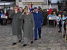 Brigadier Berktold (l.) und Generalmajor Pucher schreiten die Front ab.