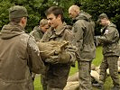 Die Soldaten sichern die Ufer mit Sandsäcken.