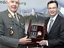 Brigadier Karl Berktold überreicht Minister Darabos die erste Flasche des neuen Weines.