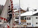 Das Niederholen der CISM-Flagge.