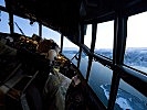 Blick aus dem Cockpit der "Hercules" Transportmaschine.