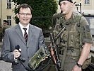 Minister Darabos und ein Soldat des Bundesheeres präsentieren das neue Funksystem.