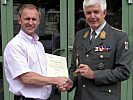 Erich Czerny (l.) erhielt die Milizmedaille stellvertretend für ehemalige Salzburger Milizsoldaten.