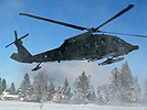 Ein S-70 "Black Hawk" des Bundesheeres landet in Vorarlberg.