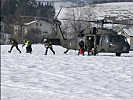 Die Einsatzkräfte treffen an der Unfallstelle ein