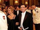 Debüt: Minister Darabos und Gattin Irene besuchten den Ball der Offiziere zum ersten Mal.