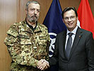 Der Minister mit KFOR-Kommandant General Giuseppe E. Gay.