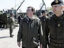 Minister Darabos mit Brigadier Prader...