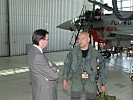 Der Minister im Gespräch mit einem Eurofighter-Piloten.